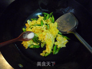 芦笋炒鸡蛋的做法步骤：7