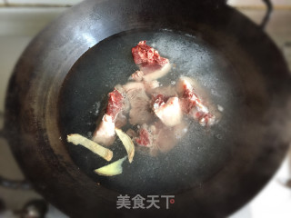 暖心羊肉排骨汤的做法步骤：2