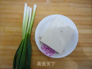 青蒜烧豆腐的做法步骤：1