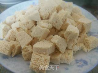 茼蒿小炒冻豆腐的做法步骤：2