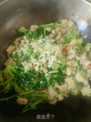 茼蒿小炒冻豆腐的做法步骤：8