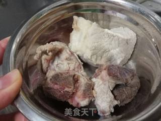 莲藕花生龙骨汤的做法步骤：4
