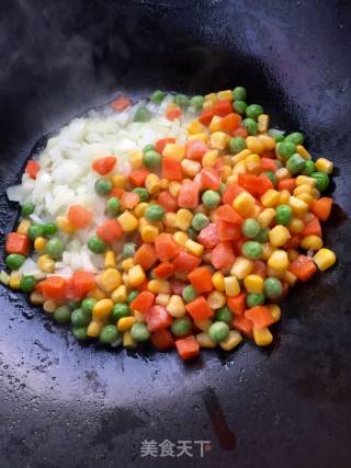 彩蔬虾仁菠萝饭的做法步骤：6