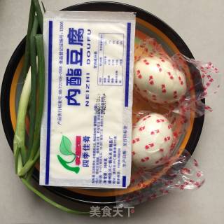 蟹黄豆腐的做法步骤：1