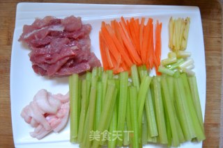 家常小炒の西芹炒肉的做法步骤：1