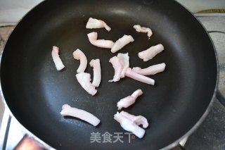 家常小炒の西芹炒肉的做法步骤：2