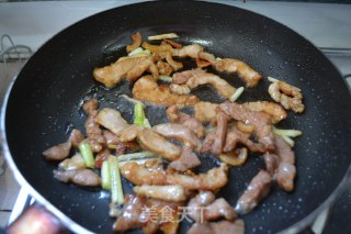 家常小炒の西芹炒肉的做法步骤：7