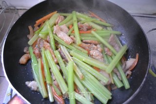 家常小炒の西芹炒肉的做法步骤：8