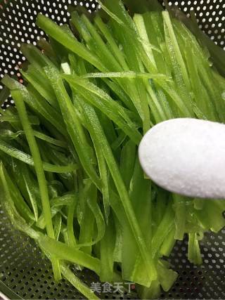 清炒莴笋丝的做法步骤：4