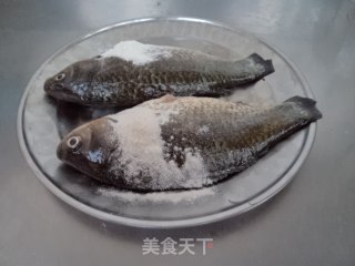 白菜鲫鱼汤的做法步骤：2