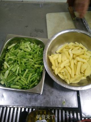 芹香土豆条的做法步骤：1