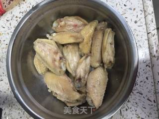 干锅鸡翅的做法步骤：1