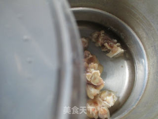 油豆腐蛋饺猪蹄汤的做法步骤：2
