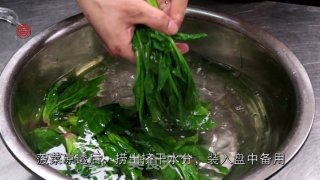 凉拌酸辣菠菜的做法步骤：1