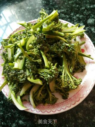 西兰花炒廋肉的做法步骤：1