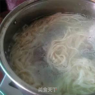 虾仁蔬菜辣酱拌面的做法步骤：2
