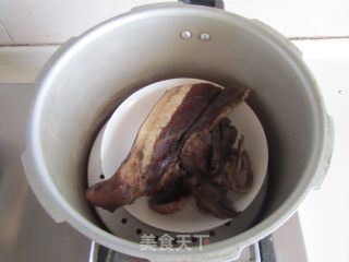 青蒜炒腊肉的做法步骤：3