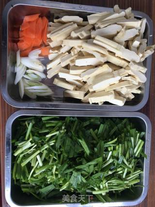 豆干炒韭菜的做法步骤：1