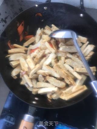豆干炒韭菜的做法步骤：3