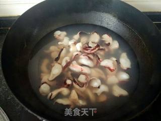 干煸章鱼爪的做法步骤：2