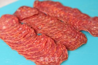 辣味香肠比萨的做法步骤：2