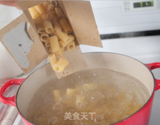 辣味香肠比萨的做法步骤：3