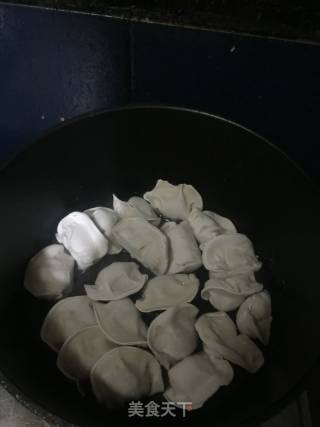 生煎速冻饺子的做法步骤：1
