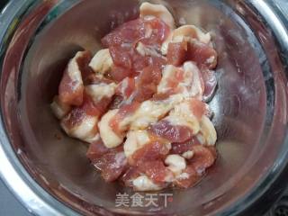 五花肉炒土豆的做法步骤：1