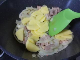 五花肉炒土豆的做法步骤：6