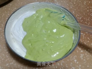 菠菜戚风蛋糕的做法步骤：9