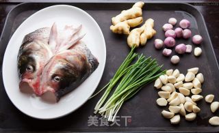 紫蒜辣椒酱蒸鱼头的做法步骤：1