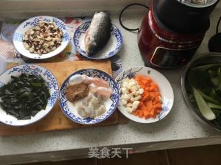 砂锅鲫鱼汤的做法步骤：1