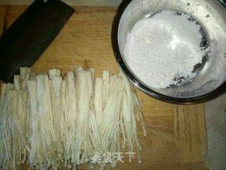油炸金针菇的做法步骤：1