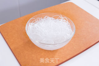 三色豆腐粉丝蒸蛋的做法步骤：1