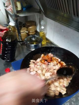肥而不腻，香甜绵软~红烧肉的做法步骤：3