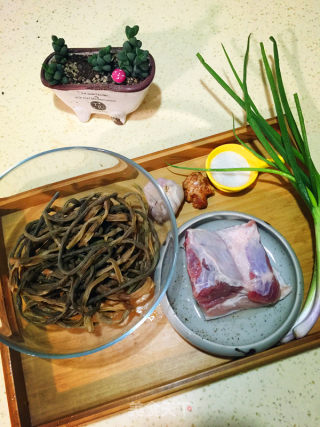 干豇豆烧肉的做法步骤：1