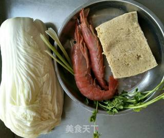 白菜大虾炖冻豆腐的做法步骤：1
