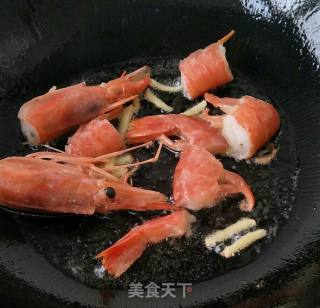 白菜大虾炖冻豆腐的做法步骤：3