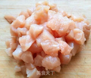 美味的宫爆鸡丁就在眼前，不会做？那你只有舔屏的份的做法步骤：3