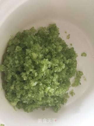 芹菜肉饺子的做法步骤：1