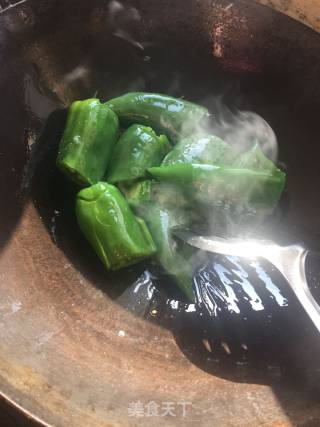 虎皮辣椒的做法步骤：1