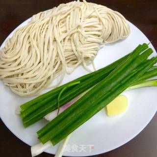 姜葱捞面的做法步骤：1