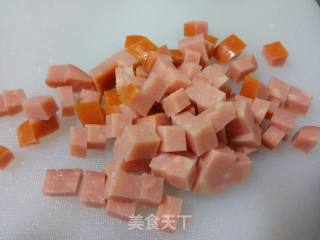 西芹杏鲍菇炒火腿粒的做法步骤：1