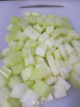 西芹杏鲍菇炒火腿粒的做法步骤：3