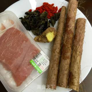 淮山木耳瘦肉汤的做法步骤：1