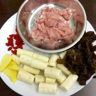淮山木耳瘦肉汤的做法步骤：3