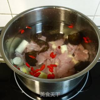 淮山木耳瘦肉汤的做法步骤：4