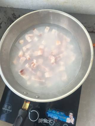 红烧肉炖土豆的做法步骤：1