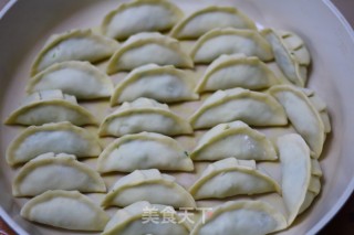 芹菜馅煎饺的做法步骤：12