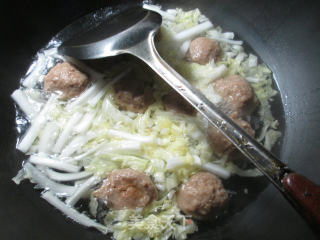 榨菜丝牛肉丸白菜汤的做法步骤：3